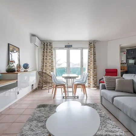 Ideal Location - Paris A 01 *