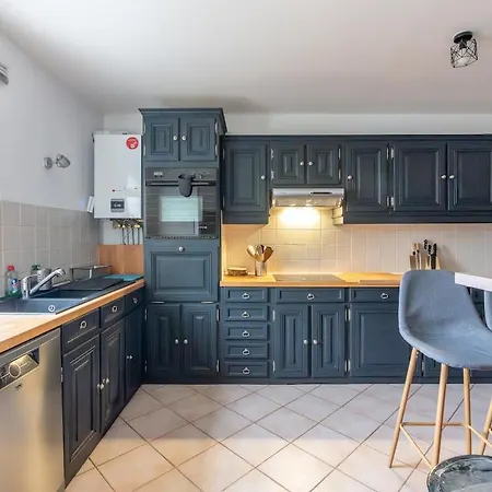 Ideal Location - Paris A 01