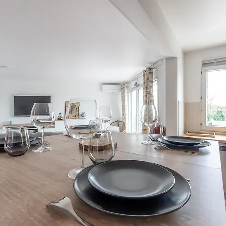 Ideal Location - Paris A 01 *