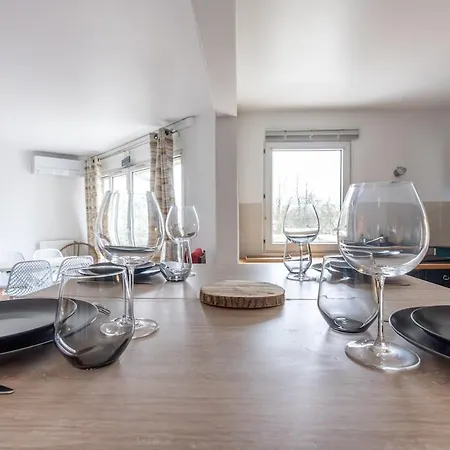 Ideal Location - Paris A 01 *
